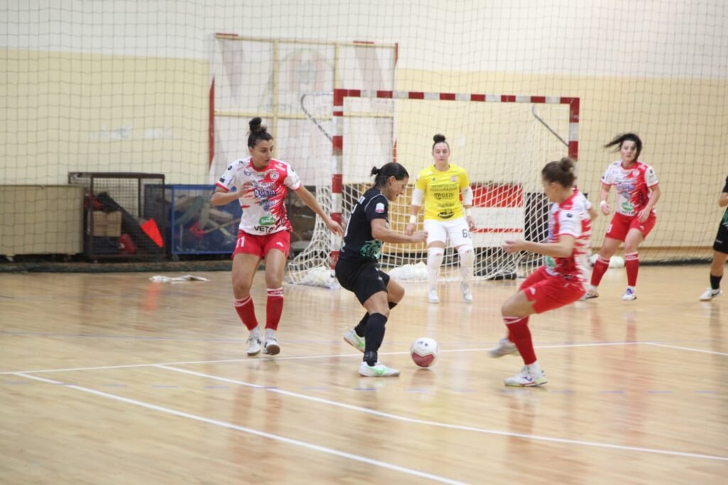 Mariagrazia Pezzolla in azione contro il Bitonto