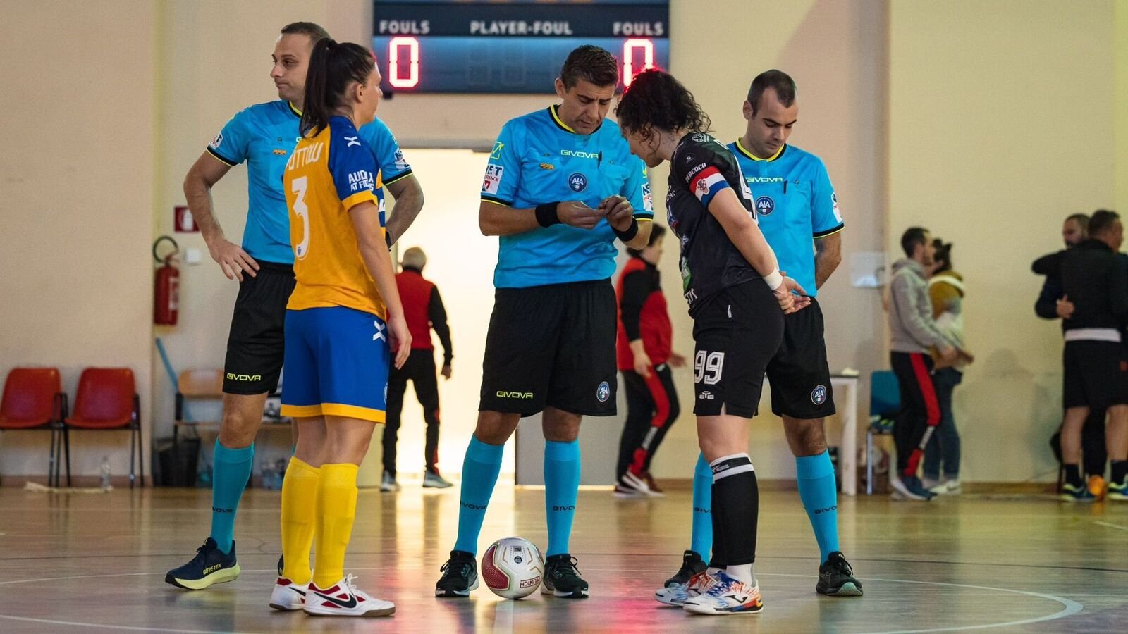 I due capitani con la terna arbitrale