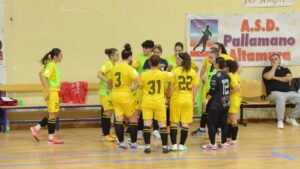 La squadra altamurana durante un time-out