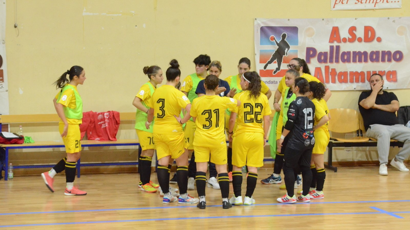 La squadra altamurana durante un time-out