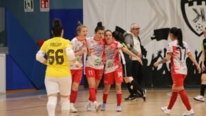 Maria Grazia Pezzolla festeggiata dalle compagne