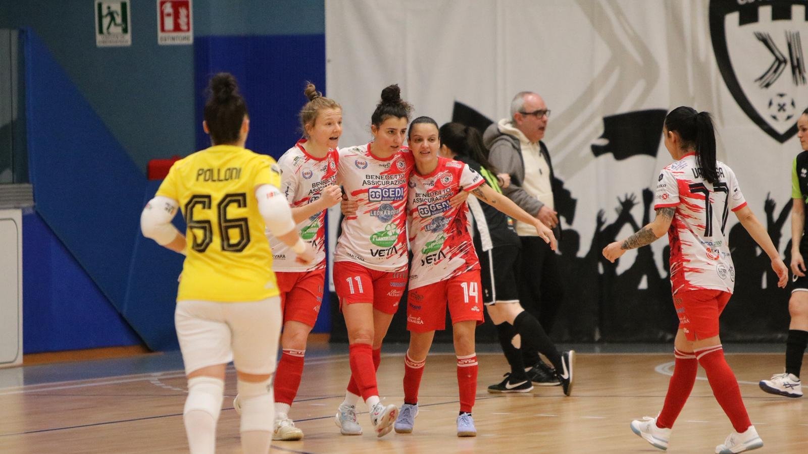 Maria Grazia Pezzolla festeggiata dalle compagne