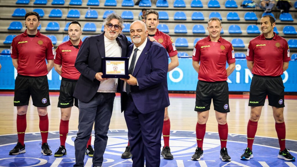 Il vice presidente Carlo Benedetto premiato durante le Final Eight di Coppa Italia