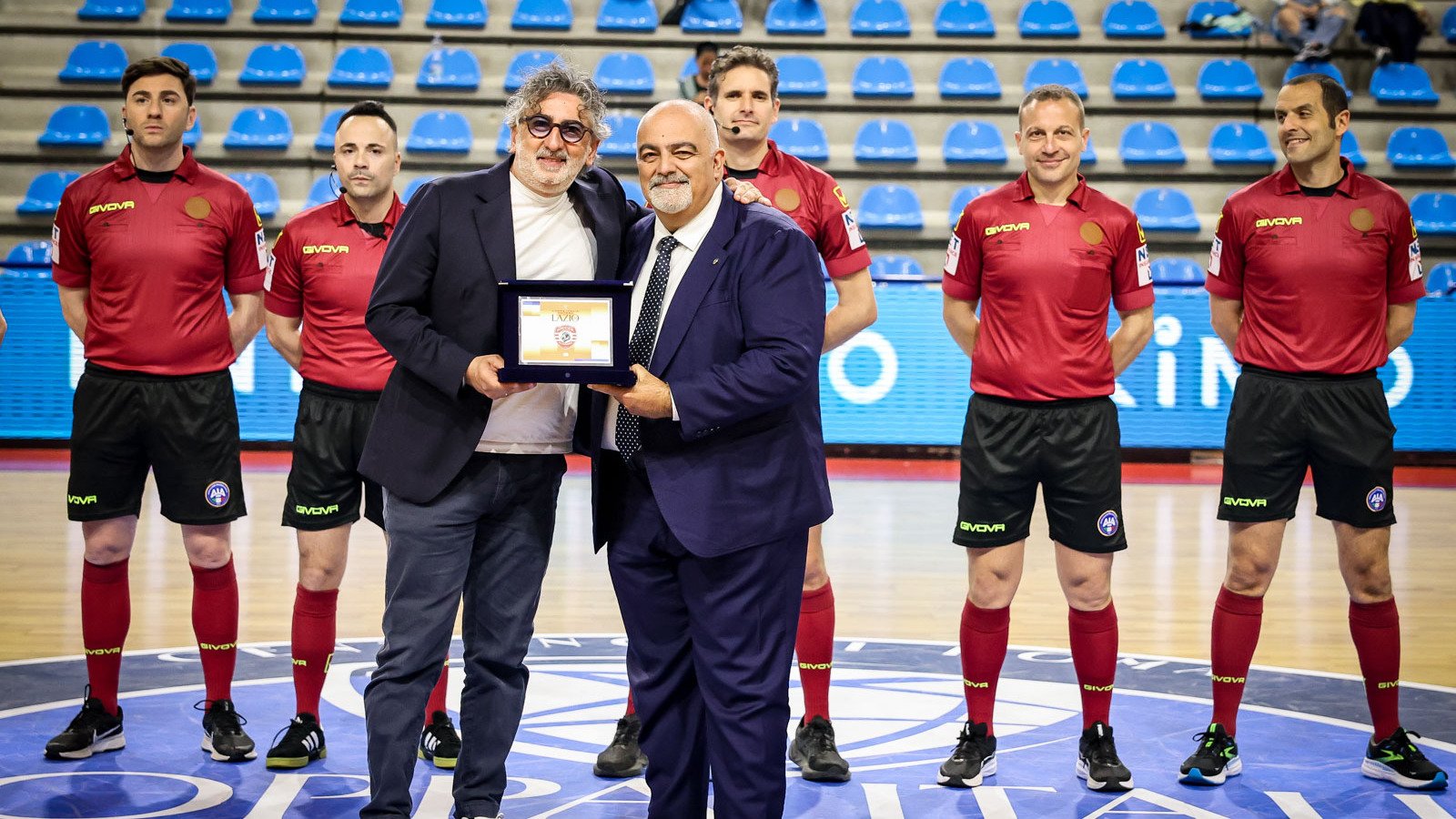 Il vice presidente Carlo Benedetto premiato durante le Final Eight di Coppa Italia
