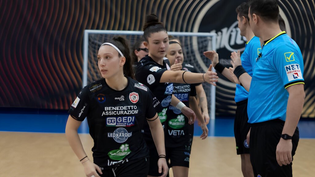 Benedetta Coletto saluta la terna arbitrale