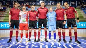 I capitani insieme alla squadra arbitrale (© Divisione Calcio a 5)