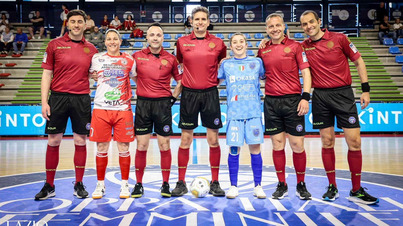 I capitani insieme alla squadra arbitrale (© Divisione Calcio a 5)