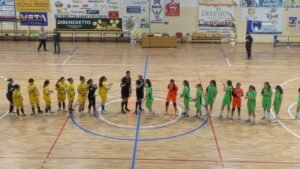 Le squadre schierate a centrocampo