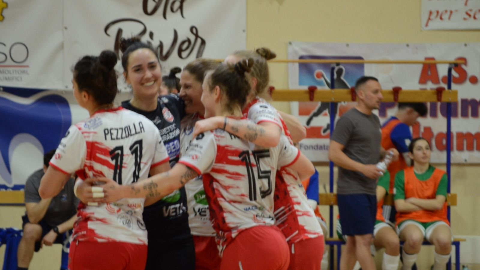 L'esultanza delle giocatrici biancorosse