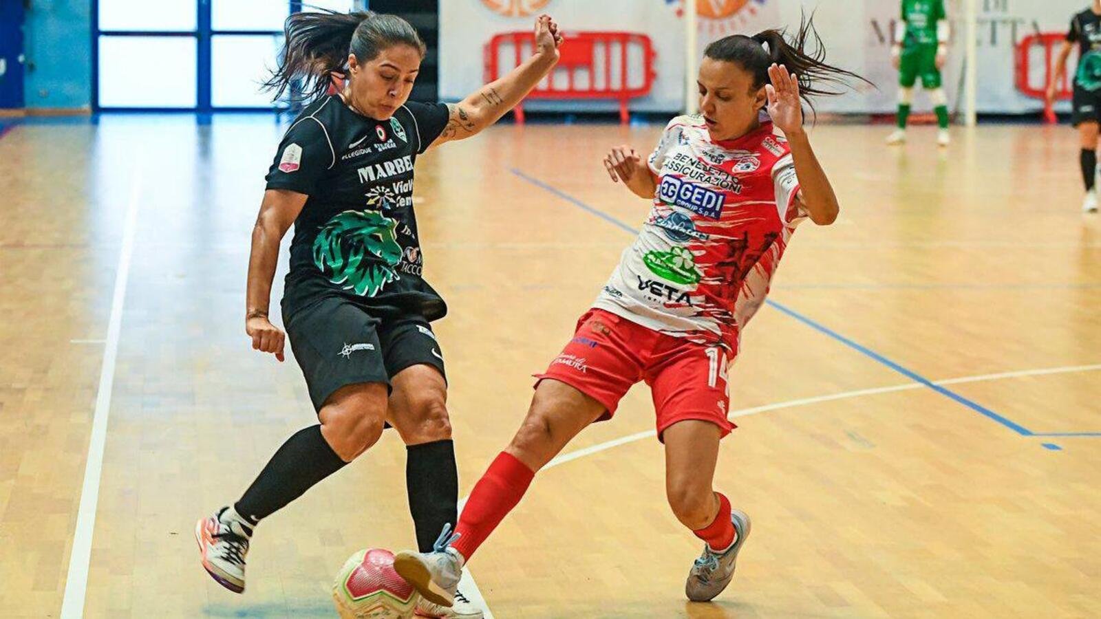 Cinta Pereira cerca di fermare DIana Santos (© Bitonto Femminile)